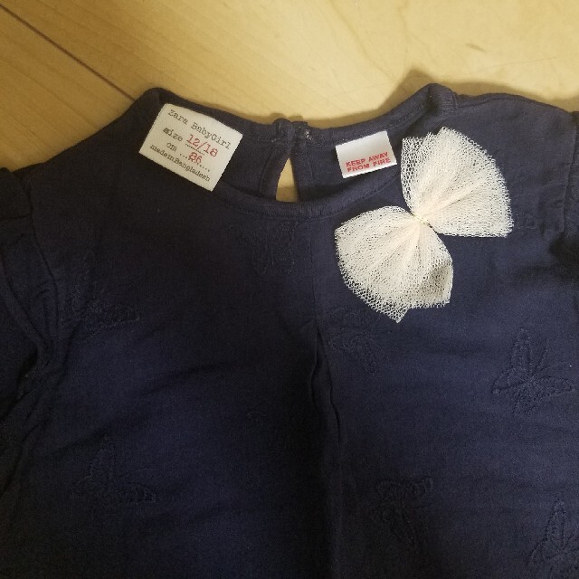 ZARA KIDS(ザラキッズ)の【ZARA】蝶々柄リボン付カットソー キッズ/ベビー/マタニティのベビー服(~85cm)(シャツ/カットソー)の商品写真