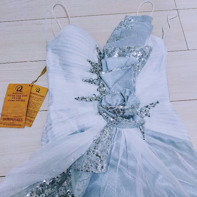 新品タグ付き未使用 イブニングドレス 白×シルバー レディースのフォーマル/ドレス(ロングドレス)の商品写真
