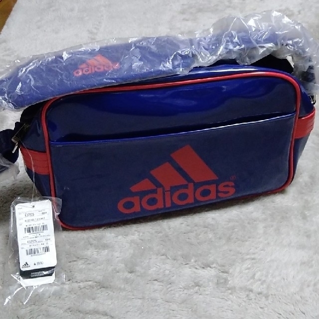 adidas(アディダス)のadidasエナメルバッグ 12L / NS（36☓25☓16cm） スポーツ/アウトドアのスポーツ/アウトドア その他(その他)の商品写真