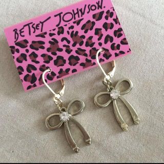 ベッツィジョンソン(BETSEY JOHNSON)のベッツィジョンソン　ピアス　リボン　ゴールド(ピアス)