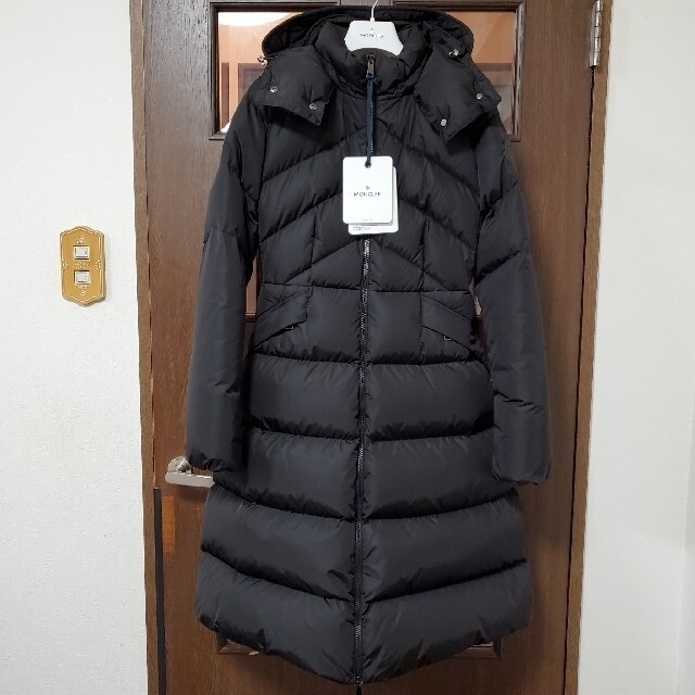 MONCLER(モンクレール)の2021　MONCLER　ロングダウン　AGOT 　希少ブラック1  試着のみ　 レディースのジャケット/アウター(ダウンコート)の商品写真