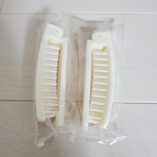 新品☆アメニティ ヘアケア くし 櫛 折り畳みヘアブラシ/ホワイト 2個セット コスメ/美容のヘアケア/スタイリング(ヘアブラシ/クシ)の商品写真