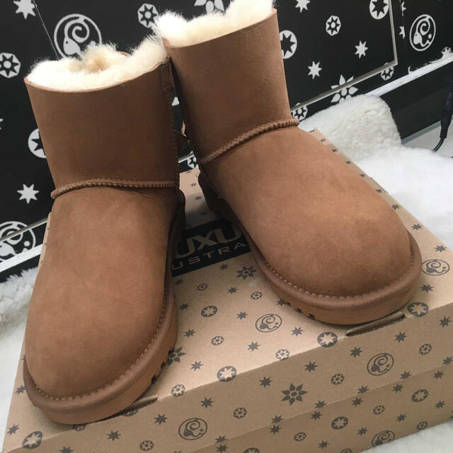 UGG(アグ)の【新品未使用】可愛いリボン天然ウール LUXURY UGG アグ　ムートンブーツ レディースの靴/シューズ(ブーツ)の商品写真