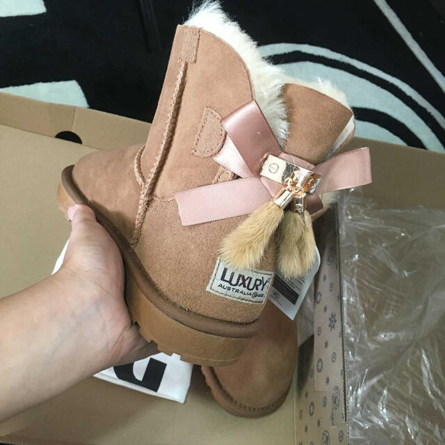 UGG(アグ)の【新品未使用】可愛いリボン天然ウール LUXURY UGG アグ　ムートンブーツ レディースの靴/シューズ(ブーツ)の商品写真