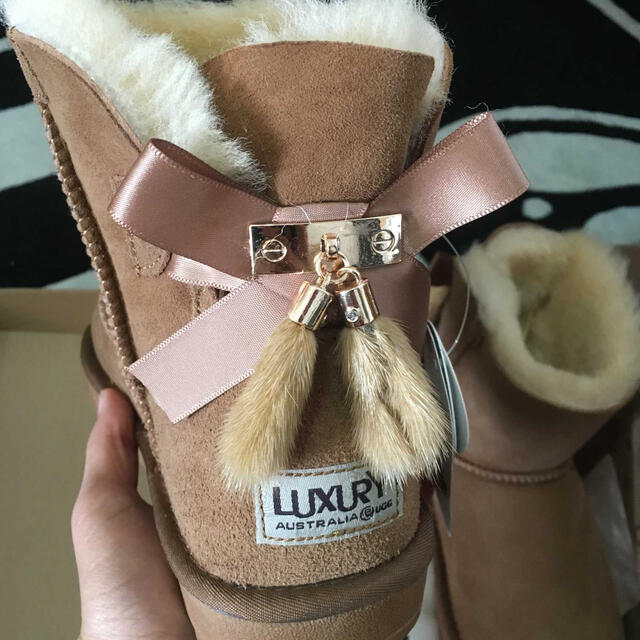 UGG(アグ)の【新品未使用】可愛いリボン天然ウール LUXURY UGG アグ　ムートンブーツ レディースの靴/シューズ(ブーツ)の商品写真