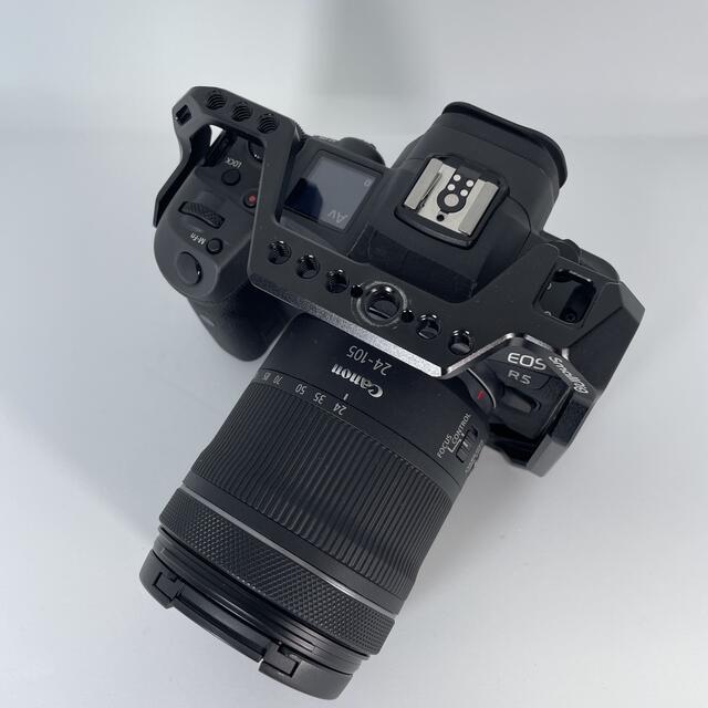 Canon(キヤノン)のCanon EOS R5 本体とケージ スマホ/家電/カメラのカメラ(ミラーレス一眼)の商品写真
