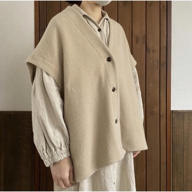 nest Robe(ネストローブ)の美品☆ネストローブ ウールハーフリバーガウンベスト レディースのトップス(ベスト/ジレ)の商品写真