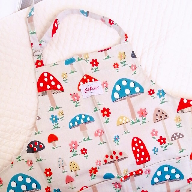 Cath Kidston(キャスキッドソン)のCath Kidston  キャスキッドソン  エプロン  きのこ インテリア/住まい/日用品のキッチン/食器(収納/キッチン雑貨)の商品写真