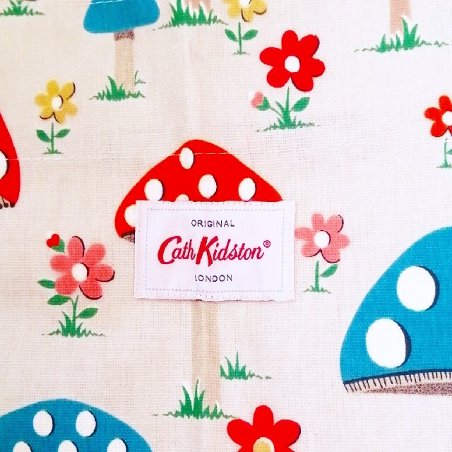 Cath Kidston(キャスキッドソン)のCath Kidston  キャスキッドソン  エプロン  きのこ インテリア/住まい/日用品のキッチン/食器(収納/キッチン雑貨)の商品写真