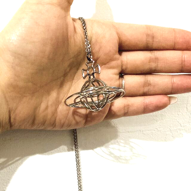 Vivienne Westwood(ヴィヴィアンウエストウッド)のViviennewestwood ネックレス シン ライン 3Dオーブ レディースのアクセサリー(ネックレス)の商品写真