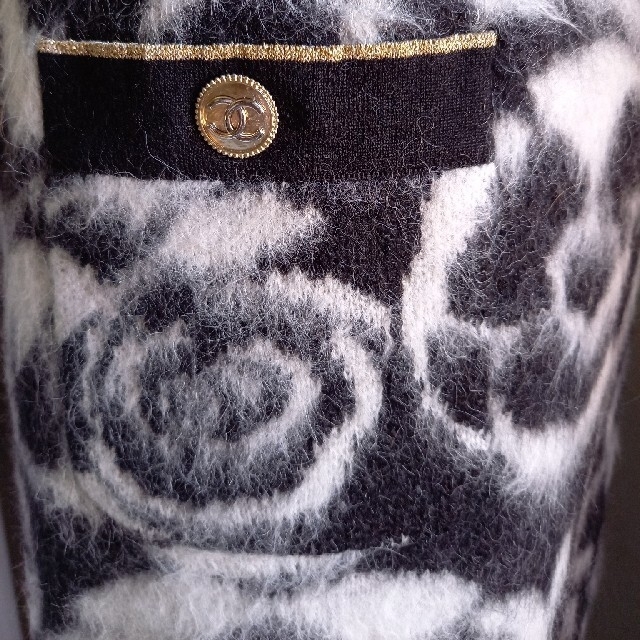 CHANEL(シャネル)の新品タグ付き　CHANEL2020秋冬コレクション　カメリアスカート レディースのスカート(ひざ丈スカート)の商品写真