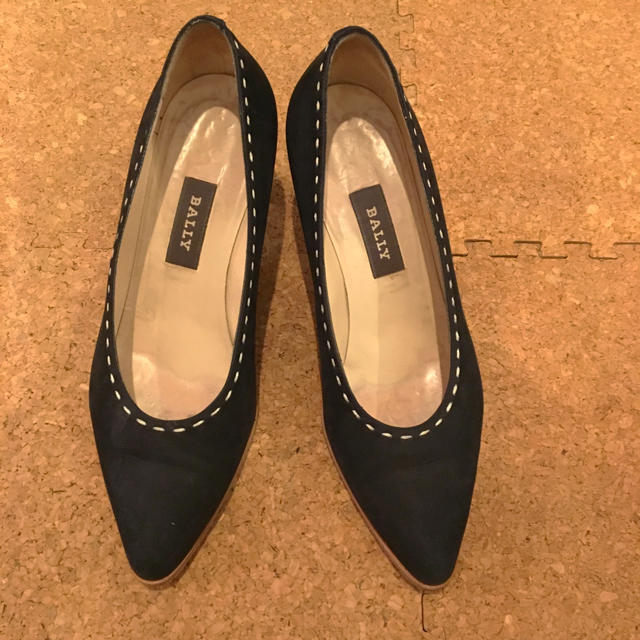 Bally(バリー)のBALLY【良品】ネイビー スエードパンプス👠おしゃれなステッチ入り レディースの靴/シューズ(ハイヒール/パンプス)の商品写真