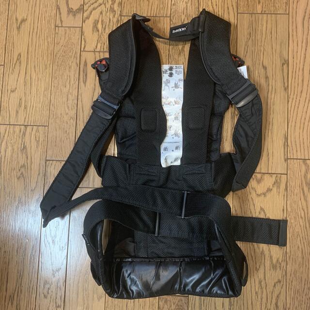 BABYBJORN(ベビービョルン)のbaby bjorn 抱っこ紐BLACK  専用スタイ付き キッズ/ベビー/マタニティの外出/移動用品(抱っこひも/おんぶひも)の商品写真