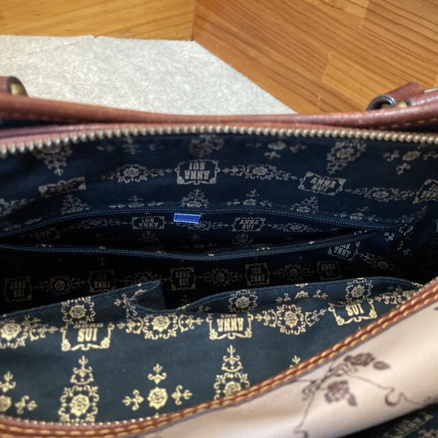 ANNA SUI(アナスイ)のANNA SUI アナスイ　薔薇柄　バッグ　蝶のチャーム付き レディースのバッグ(ハンドバッグ)の商品写真