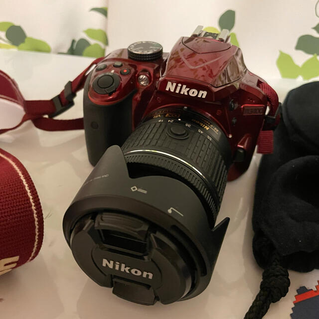 Nikon(ニコン)のNIKON D3400 ダブルズームキット　レッド スマホ/家電/カメラのカメラ(デジタル一眼)の商品写真
