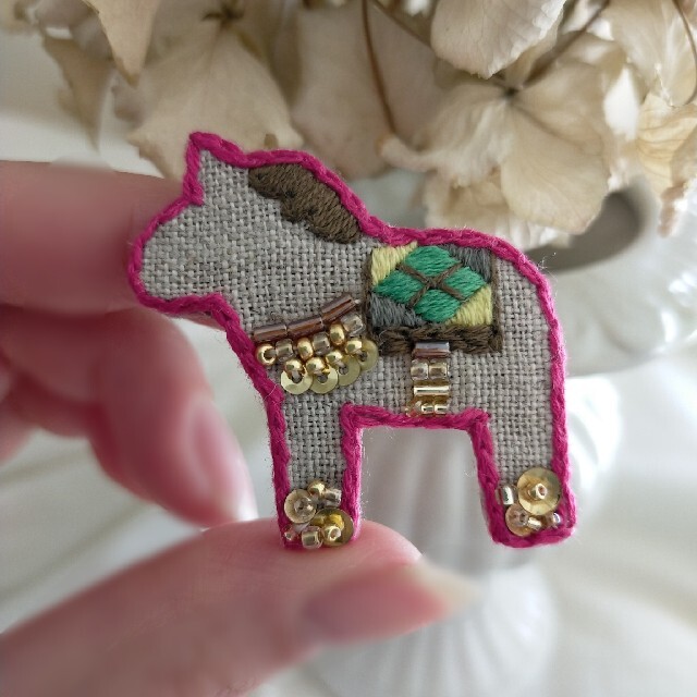 *幸せを運ぶ馬*ダーナラホース　手刺繍ブローチ　ビーズ　スパンコール