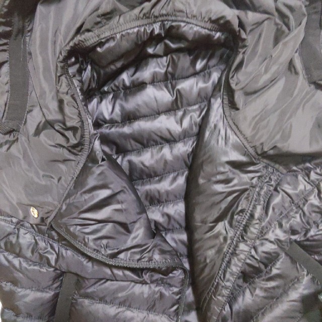 MONCLER(モンクレール)のモンクレール　フリル　ダウンベスト レディースのジャケット/アウター(ダウンベスト)の商品写真