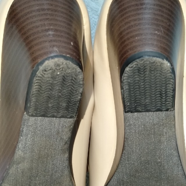 最終値下げ　防水パンプス　SUäSHI 24.5センチ　ベージュ レディースの靴/シューズ(ハイヒール/パンプス)の商品写真