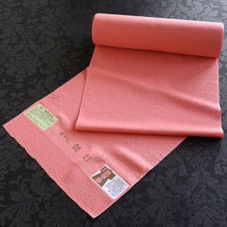 色無地 銀彩ちりめん 八掛付き 堅牢染 着尺 反物 甚三紅色 在庫保管品