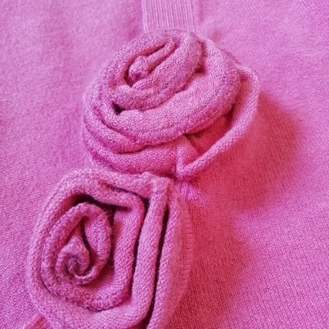 MORGAN(モルガン)のモルガン ニット 薔薇コサージュ ビビッドピンク 7分袖 レディースのトップス(ニット/セーター)の商品写真