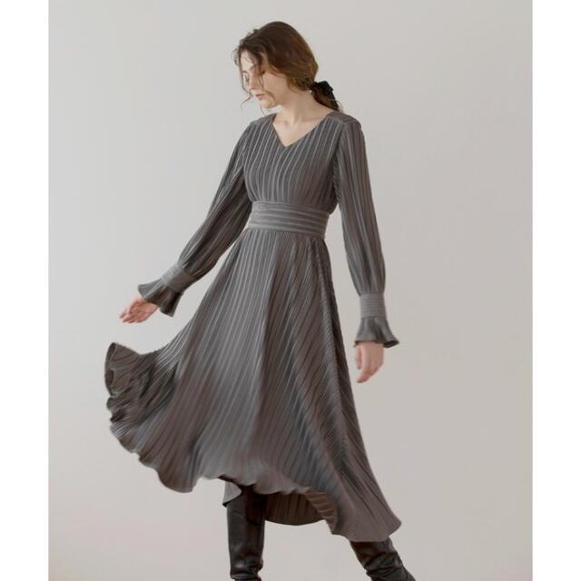 rienda(リエンダ)のMIELI INVARIANT  Verona Pleat Dress レディースのワンピース(ロングワンピース/マキシワンピース)の商品写真