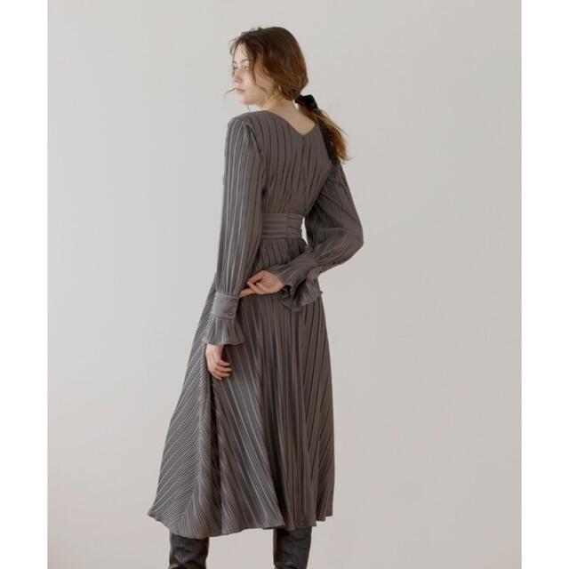 rienda(リエンダ)のMIELI INVARIANT  Verona Pleat Dress レディースのワンピース(ロングワンピース/マキシワンピース)の商品写真