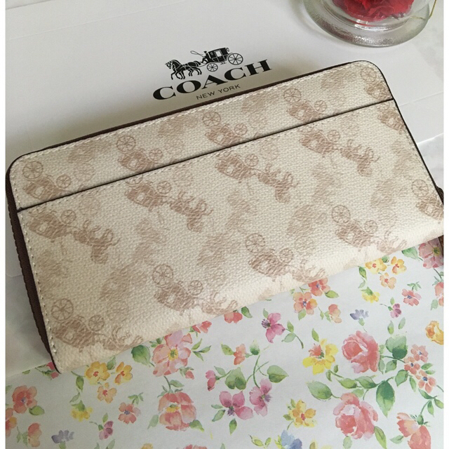 安い新作登場↖ COACH シグネチャー ファスナー長財布 オフホワイトの通販 by ☆ku32☆|コーチならラクマ - コーチ ホース&キャリッジ 人気ショップ