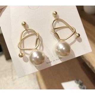 アメリヴィンテージ(Ameri VINTAGE)の再入荷！新品インポート♡ワイヤ 変形 パール マット ピアス(ピアス)