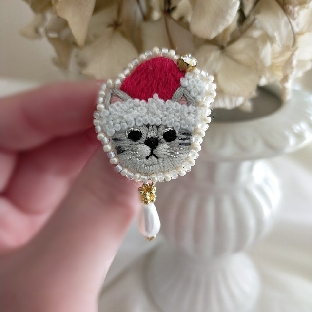 売れ筋ランキングも掲載中! クリスマス限定☆サンタ帽の猫 刺繍ブローチ 三男♡ コサージュ+ブローチ 売れ筋ランキングも掲載中! クリスマス限定☆サンタ帽の猫 刺繍ブローチ 三男♡ コサージュ+ブローチ