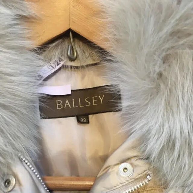 Ballsey(ボールジィ)のTomorrowlandブランドBALLSEY★贅沢ブルーフォックス付きダウン レディースのジャケット/アウター(ダウンコート)の商品写真