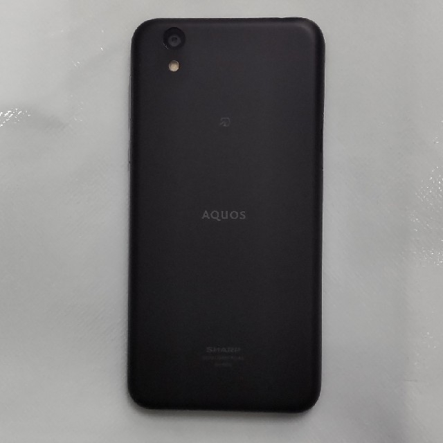 AQUOS(アクオス)のAQUOS SIMフリースマートフォンsense lite SH-M05 ブラッ スマホ/家電/カメラのスマートフォン/携帯電話(スマートフォン本体)の商品写真