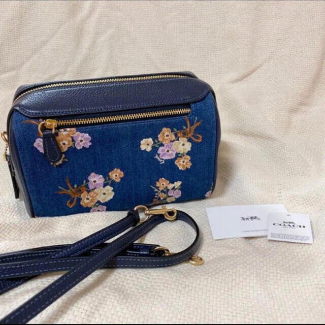 COACH(コーチ)のCOACH コーチ　ショルダーバッグ　花柄　デニム レディースのバッグ(ショルダーバッグ)の商品写真