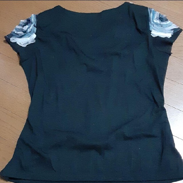 黒　ブラック　花　コサージュ　カットソー レディースのトップス(Tシャツ(半袖/袖なし))の商品写真