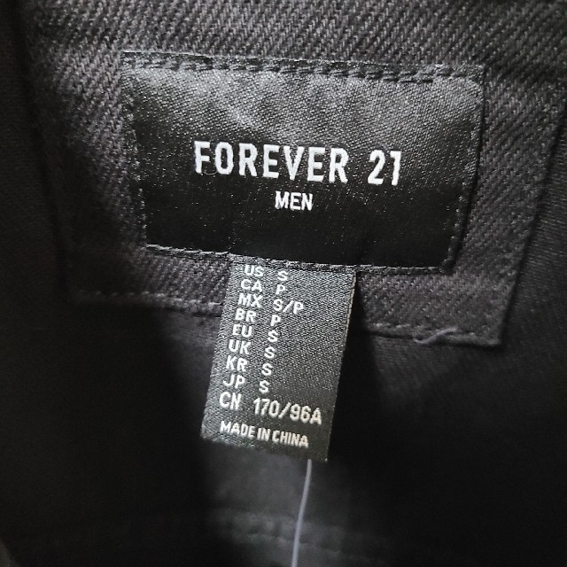 FOREVER 21(フォーエバートゥエンティーワン)の新品タグ付き 黒デニムジャケット メンズのジャケット/アウター(Gジャン/デニムジャケット)の商品写真