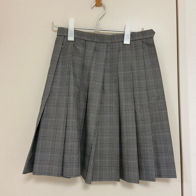 制服グレーチェックスカート レディースのスカート(ひざ丈スカート)の商品写真
