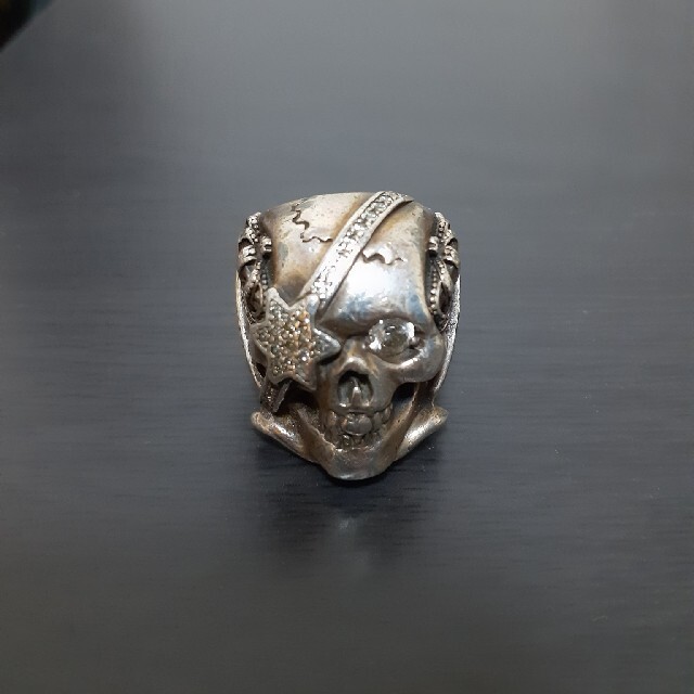 Justin Davis(ジャスティンデイビス)のFREEDOM SKULL RING メンズのアクセサリー(リング(指輪))の商品写真