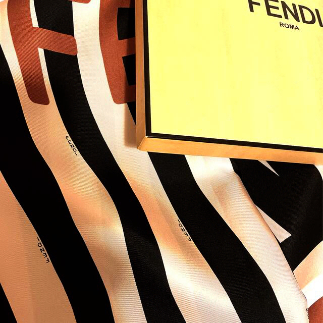 FENDI(フェンディ)のフォロー300 ありがとうSALE   希少　　　　フェンディ  シルクスカーフ レディースのファッション小物(バンダナ/スカーフ)の商品写真