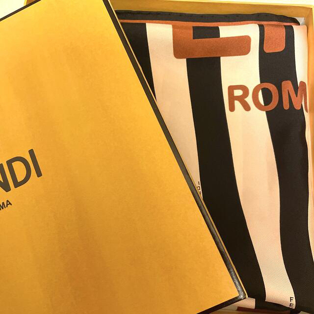 FENDI(フェンディ)のフォロー300 ありがとうSALE   希少　　　　フェンディ  シルクスカーフ レディースのファッション小物(バンダナ/スカーフ)の商品写真