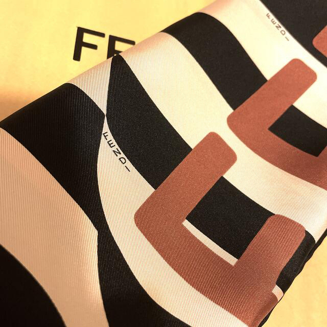 FENDI(フェンディ)のフォロー300 ありがとうSALE   希少　　　　フェンディ  シルクスカーフ レディースのファッション小物(バンダナ/スカーフ)の商品写真