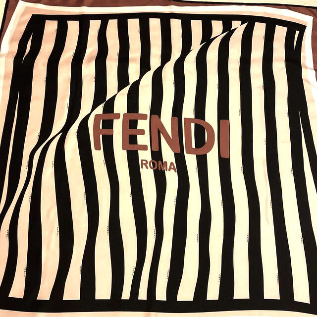 FENDI(フェンディ)のフォロー300 ありがとうSALE   希少　　　　フェンディ  シルクスカーフ レディースのファッション小物(バンダナ/スカーフ)の商品写真