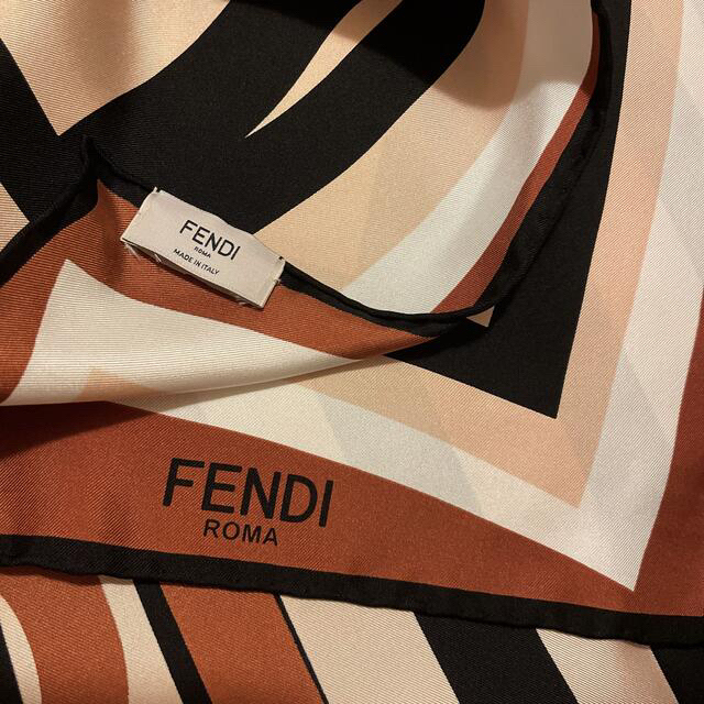 FENDI(フェンディ)のフォロー300 ありがとうSALE   希少　　　　フェンディ  シルクスカーフ レディースのファッション小物(バンダナ/スカーフ)の商品写真