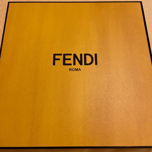 FENDI(フェンディ)のフォロー300 ありがとうSALE   希少　　　　フェンディ  シルクスカーフ レディースのファッション小物(バンダナ/スカーフ)の商品写真