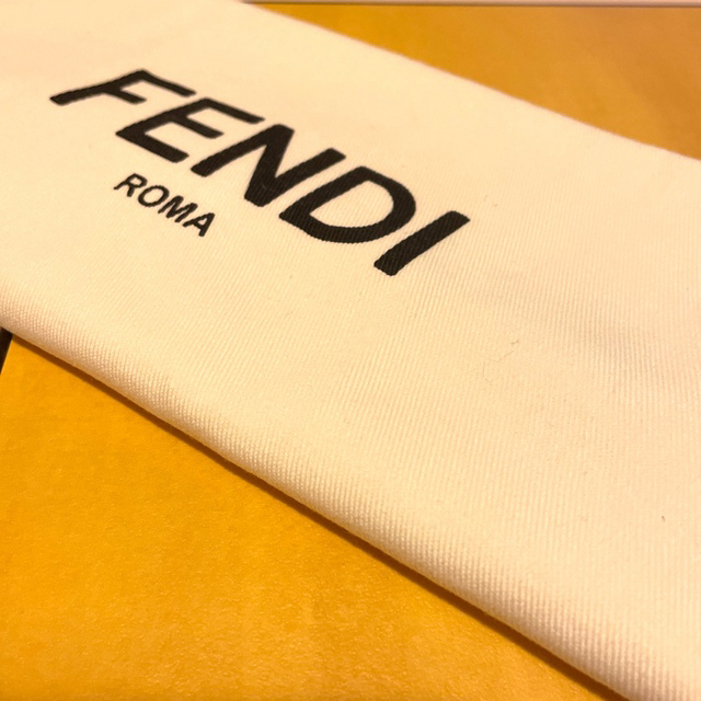 FENDI(フェンディ)のフォロー300 ありがとうSALE   希少　　　　フェンディ  シルクスカーフ レディースのファッション小物(バンダナ/スカーフ)の商品写真