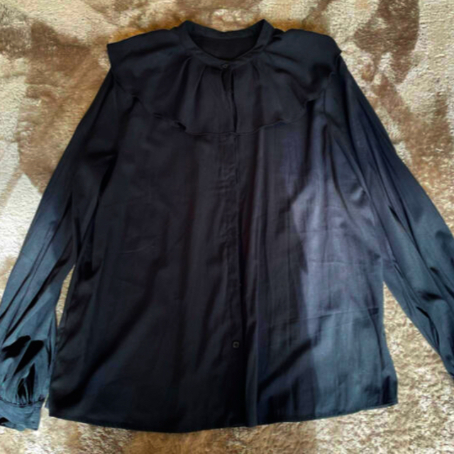GU(ジーユー)のさらに値下げ　黒　フリルシャツ　GU レディースのトップス(シャツ/ブラウス(長袖/七分))の商品写真