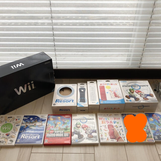 ウィー(Wii)のWii本体＋ソフト＋Wiiリモコン充電器セット(家庭用ゲーム機本体)