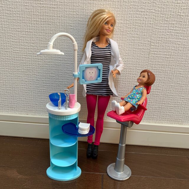 Barbie(バービー)のバービー　歯医者さん　人形付き(バービー、ケリーちゃん) キッズ/ベビー/マタニティのおもちゃ(ぬいぐるみ/人形)の商品写真