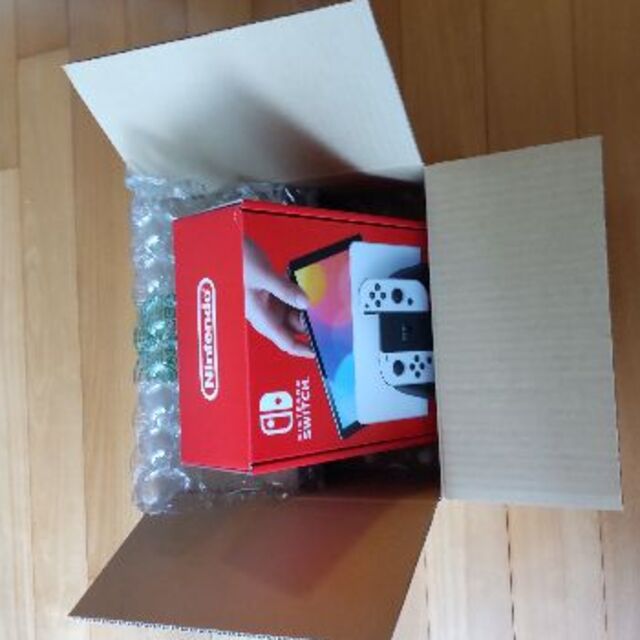 Nintendo Switch(ニンテンドースイッチ)のNintendo Switch 有機ELモデル ホワイト　新品・未使用　 エンタメ/ホビーのゲームソフト/ゲーム機本体(家庭用ゲーム機本体)の商品写真
