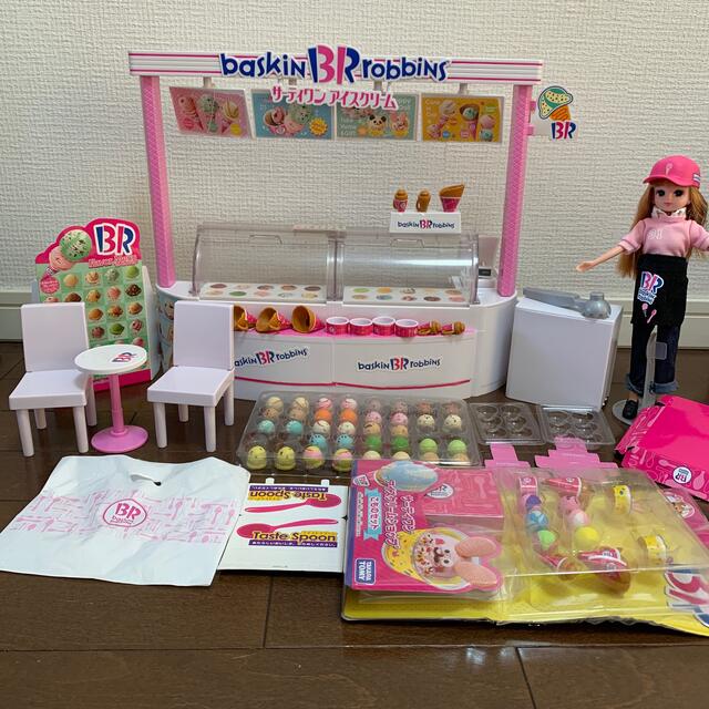 Takara Tomy(タカラトミー)のリカちゃんサーティワンアイスクリームショップ　人形、衣装、小物セット付 キッズ/ベビー/マタニティのおもちゃ(ぬいぐるみ/人形)の商品写真