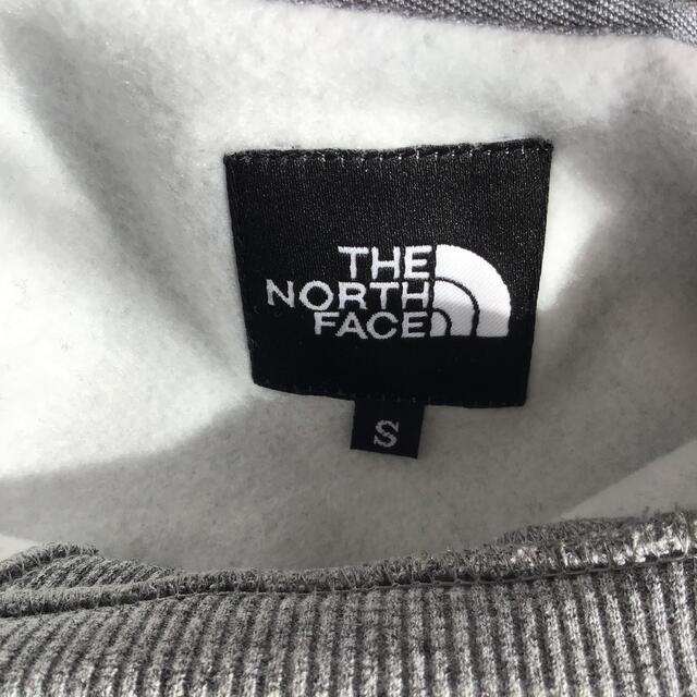 THE NORTH FACE(ザノースフェイス)のノースフェイス　スクエアロゴクルーネックスウェット　S メンズのトップス(スウェット)の商品写真