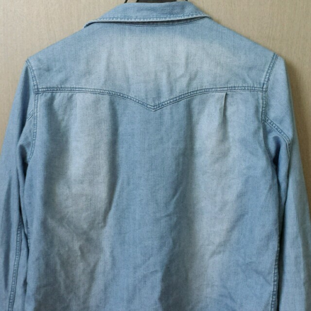 GU(ジーユー)のデニムシャツ レディースのトップス(シャツ/ブラウス(長袖/七分))の商品写真